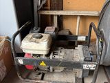 une photo d'un établi sur lequel sont posés des outils