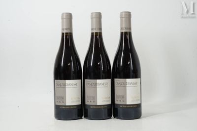 trois bouteilles de vin posées sur une table blanche