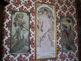 trois tableaux accrochés au mur d'une pièce