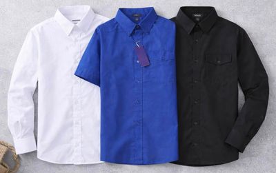 trois chemises pour homme de couleurs différentes sur un fond gris
