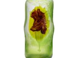 un vase en verre vert contenant une fleur
