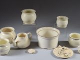 de nombreux types de vases et de bols sur la table