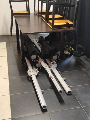 une table avec des skis et des bâtons de ski posés par terre