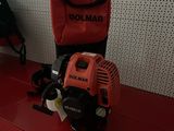 une photo d'un ensemble d'outils disposés sur une étagère dans un magasin