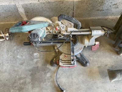 a picture of a machine that is sitting on the ground