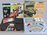 une boîte contenant un assortiment de modèles réduits de voitures de course