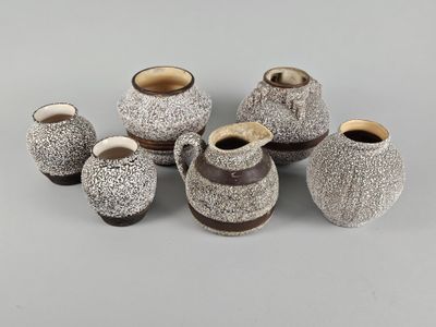 un groupe de vases posés sur une table
