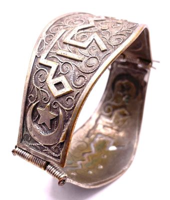 une photo d'un bracelet en argent orné d'un motif