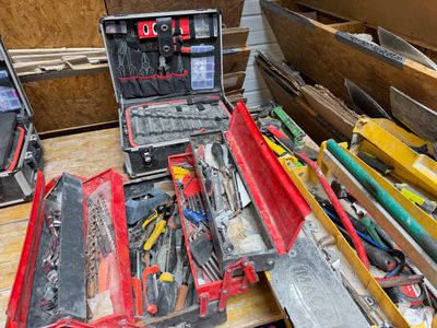 de nombreux outils dans la boîte à outils posée sur la table