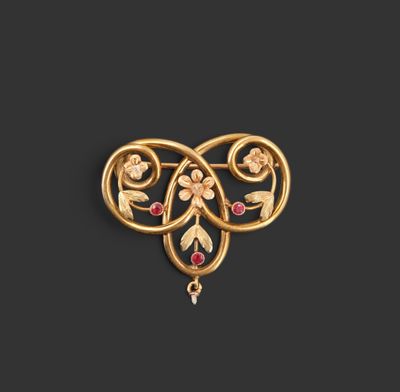 une image représentant une broche en or ornée de fleurs et de feuilles