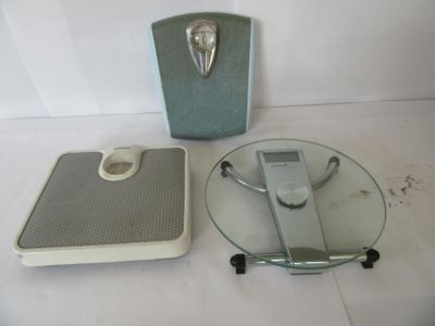 a glass plate with a digital scale and a glass plate with a digital scale on it