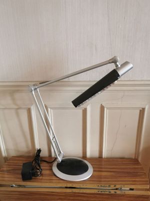 une lampe de bureau posée sur une table en bois