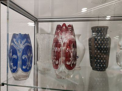 de nombreux vases exposés dans une vitrine