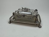 une boîte en argent posée sur une table
