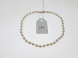 Gros plan sur un bracelet portant une étiquette