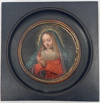 tableau représentant la Vierge Marie avec une auréole, dans un cadre noir