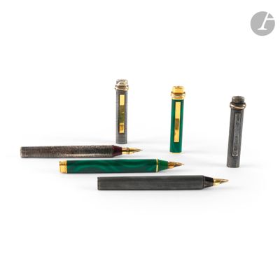 un gros plan d'un stylo et de deux autres stylos posés sur une surface blanche