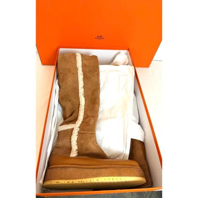 une boîte orange contenant une paire de bottes marron