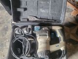 une photo d'une trousse à outils dans un coffret posé par terre