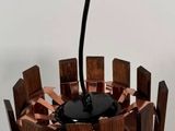 une personne qui met quelque chose dans un vase