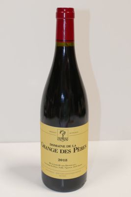 une bouteille de vin posée sur une table