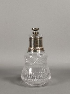 un ensemble sel et poivre en verre transparent avec un couvercle argenté