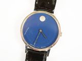 gros plan d'une montre-bracelet avec un cadran bleu