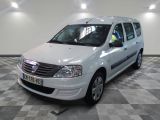 la photo d'une petite camionnette blanche garée dans un garage