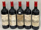 six bouteilles de vin sont alignées sur une table