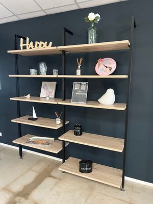une pièce dans laquelle se trouvent une étagère et une chaise