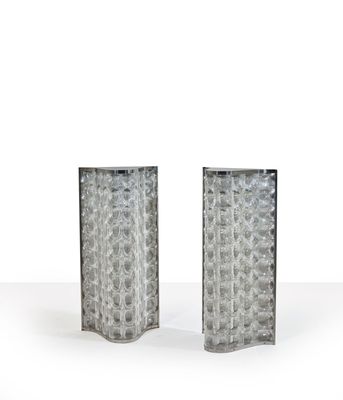 paire de vases en verre argenté sur un support blanc avec un fond blanc