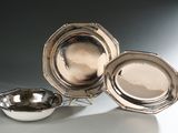 trois couverts posés sur une table blanche