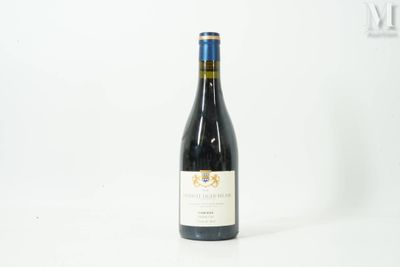 la bouteille de vin est posée sur une surface blanche