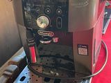 une machine à café posée sur une table rouge