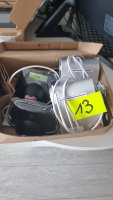 une boîte contenant tout un tas d'appareils électroniques