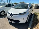 une voiture blanche garée à côté d'une autre voiture blanche dans un parking