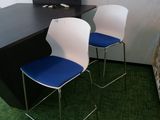 deux chaises placées devant un bureau