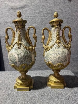 deux vases posés sur une table