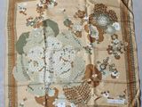 une photo d'une écharpe carrée marron et blanche ornée de fleurs