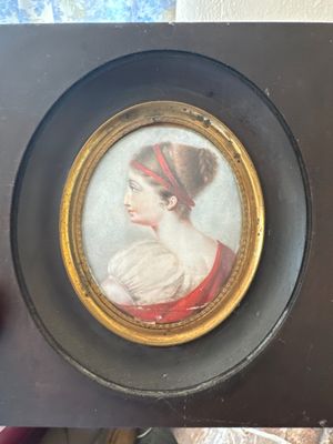 la photo d'une femme portant un bandeau rouge, dans un cadre