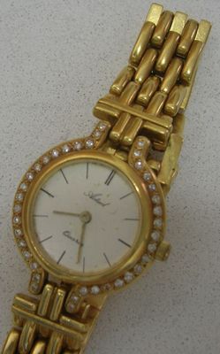 une image d'un gros plan d'une montre-bracelet sur une table