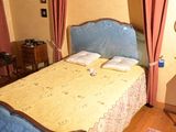 un lit surmonté d'un baldaquin, dans une chambre