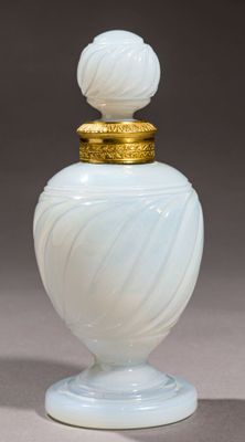 paire de vases en verre blanc et doré, avec un couvercle doré