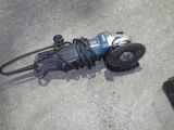 une petite machine posée par terre