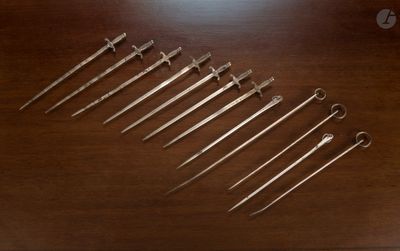un tas de vieux outils en métal posés sur une table en bois
