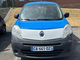 une voiture bleue et blanche garée sur un parking
