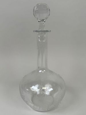 carafe en verre transparent sur fond blanc, avec un fond blanc
