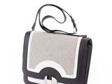 sac à main noir et blanc sur fond blanc, muni d'une bandoulière noire
