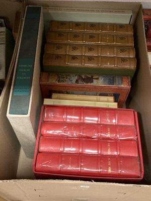 une boîte pleine de livres posée sur une table