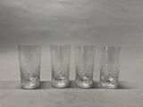 quatre verres sont alignés sur une table